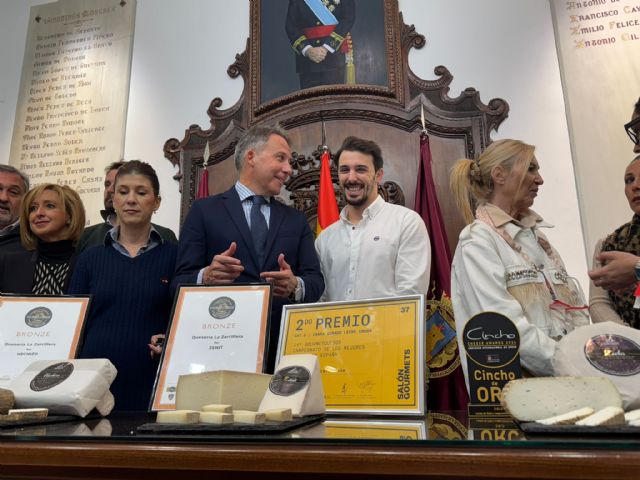 Fulgencio Gil felicita a la Quesería La Zarcillera tras los galardones obtenidos en los World Cheese Awards - 2, Foto 2