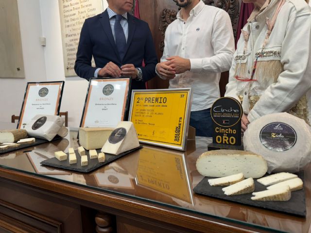 Fulgencio Gil felicita a la Quesería La Zarcillera tras los galardones obtenidos en los World Cheese Awards - 4, Foto 4