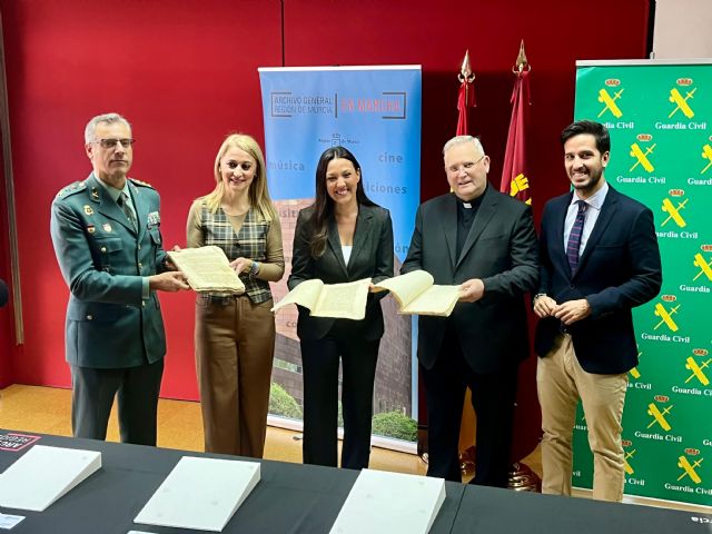 Cultura entrega al Obispado de Cartagena varios documentos de entre los siglos XV y XIX recuperados por la Guardia Civil - 1, Foto 1