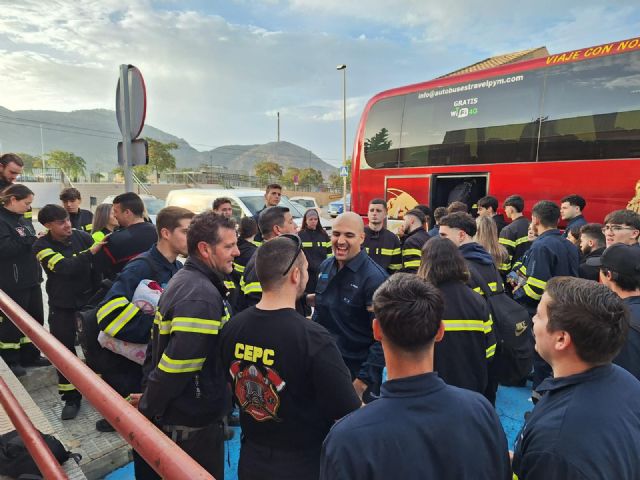 Alumnos de emergencias y protección civil del CIFP Hespérides se trasladan a Valencia para ayudar en las tareas de limpieza - 1, Foto 1