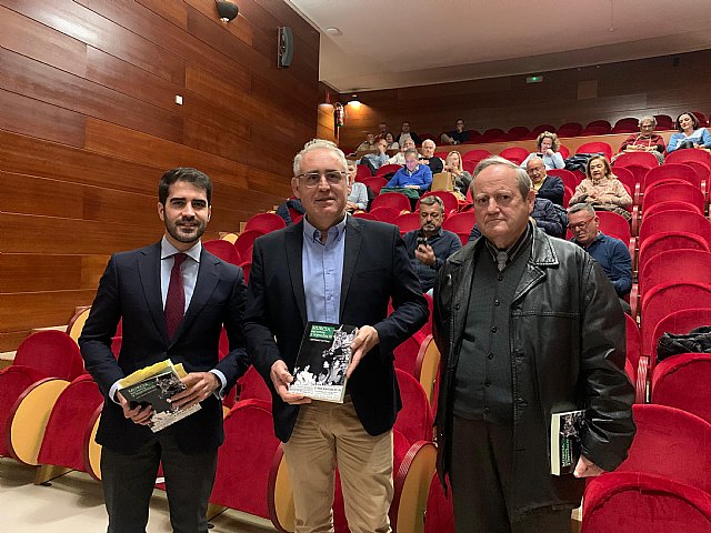 El Ayuntamiento acoge la presentación de una nueva entrega de la obra Murcia, Secretos y leyendas - 1, Foto 1