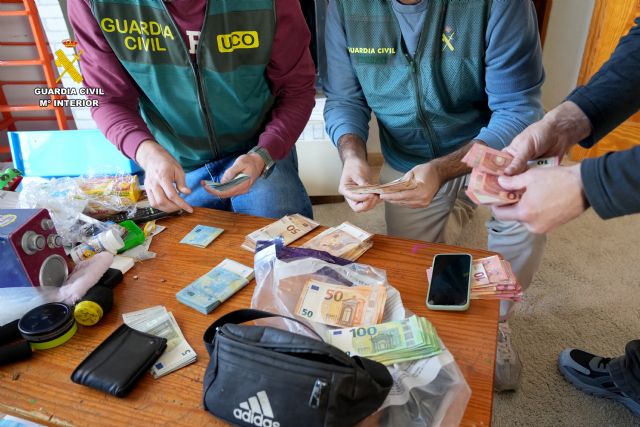 Siete detenidos por el robo de cajeros automáticos mediante el uso de camiones pluma por toda la costa mediterránea - 1, Foto 1