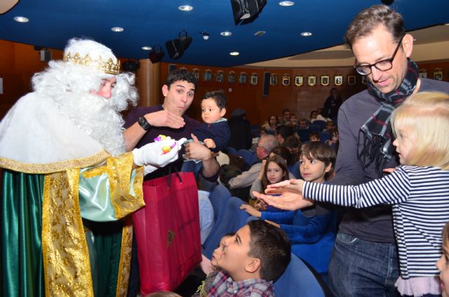 Sus Majestades los Reyes de Oriente reparten los primeros regalos entre los niños en el Colegio de Ingenieros Técnicos Industriales de Murcia - 1, Foto 1
