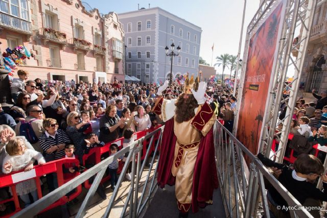 18 mil peluches, 3 mil kilos de caramelos y 65 mil bolsas de gominolas serán repartidos a lo largo de la Cabalgata de Reyes en Cartagena - 1, Foto 1