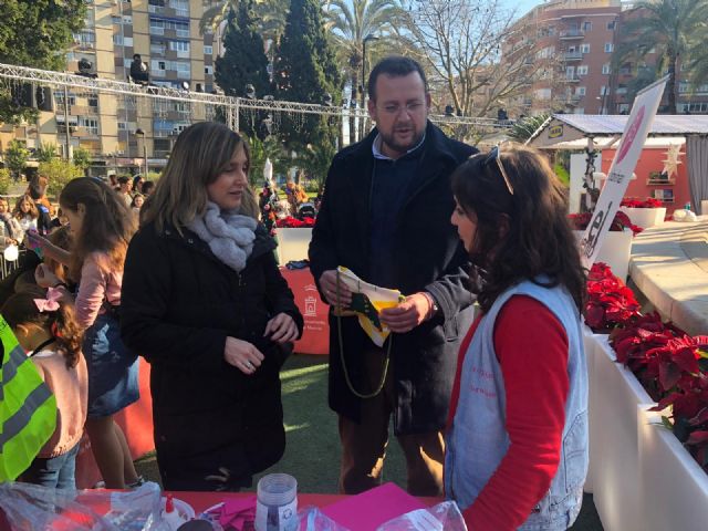 Proyecto Abraham enseña a los más pequeños a realizar adornos navideños en el Gran Árbol de Navidad - 2, Foto 2