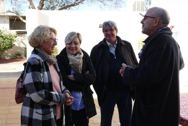 Los asistentes a los talleres de salud sociosanitarios de La Huertecica reciben sus diplomas - 1, Foto 1