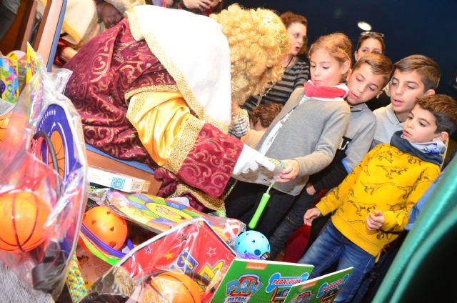 Los Reyes más madrugadores han repartido los primeros regalos a más de 300 niños y niñas en el Colegio de Ingenieros Técnicos Industriales de Murcia - 1, Foto 1