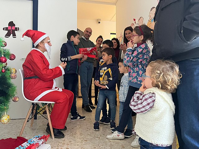 Papá Noel visita los centros y delegaciones de D´Genes repartiendo la ilusión entre los usuarios de la asociación - 1, Foto 1