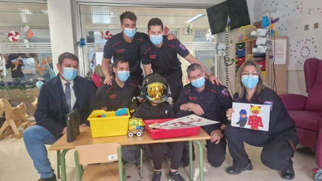 Bomberos del SEIS vistan a los niños ingresados en el materno infantil del hospital Virgen de la Arrixaca - 1, Foto 1