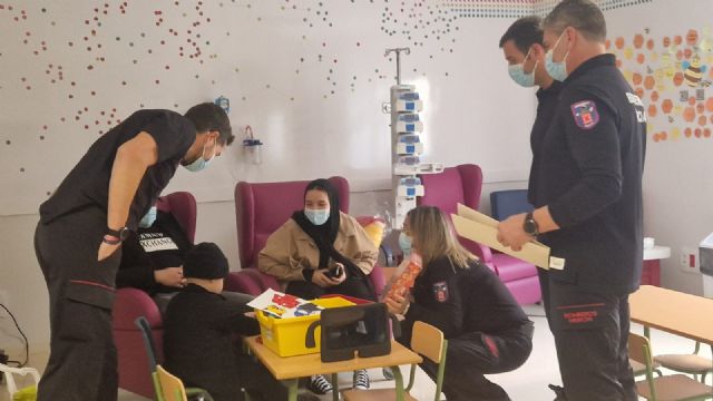 Bomberos del SEIS vistan a los niños ingresados en el materno infantil del hospital Virgen de la Arrixaca - 2, Foto 2