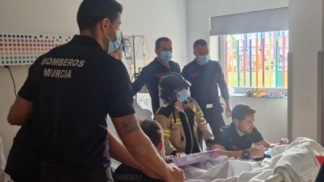 Bomberos del SEIS vistan a los niños ingresados en el materno infantil del hospital Virgen de la Arrixaca - 3, Foto 3