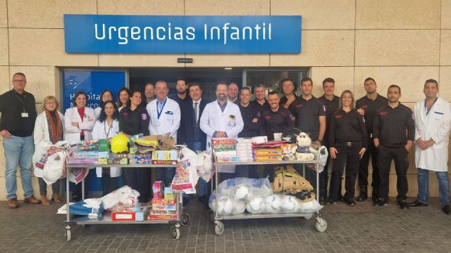 Bomberos del SEIS vistan a los niños ingresados en el materno infantil del hospital Virgen de la Arrixaca - 4, Foto 4