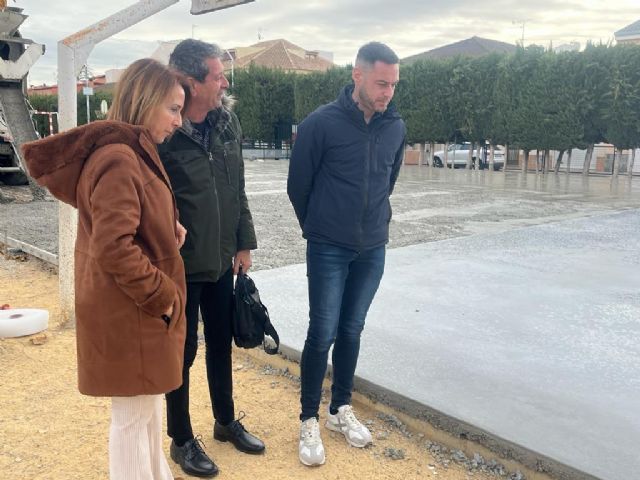 El Ayuntamiento de Murcia destina casi 170.000 euros a la reparación de pistas deportivas en siete centros escolares - 1, Foto 1