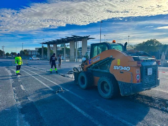 El Ayuntamiento ejecuta obras de mejora del firme del Huerto de la Rueda de Lorca - 1, Foto 1