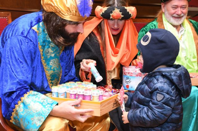 Los pajes de los Reyes Magos recogen las cartas de los niños y niñas en la sede del Colegio de la Abogacía de Murcia - 1, Foto 1