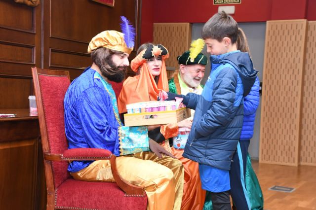 Los pajes de los Reyes Magos recogen las cartas de los niños y niñas en la sede del Colegio de la Abogacía de Murcia - 2, Foto 2