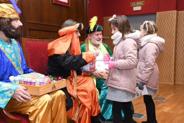 Los pajes de los Reyes Magos recogen las cartas de los niños y niñas en la sede del Colegio de la Abogacía de Murcia - 3, Foto 3