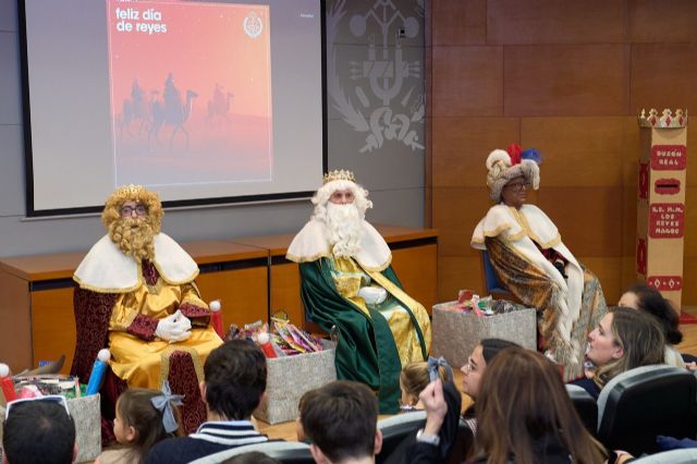 Los Reyes más madrugadores han repartido los primeros regalos a más de 300 niños y niñas en las sede del Colegio de Ingenieros Técnicos Industriales de Murcia y Cartagena - 1, Foto 1