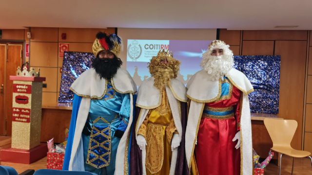 Los Reyes más madrugadores han repartido los primeros regalos a más de 300 niños y niñas en las sede del Colegio de Ingenieros Técnicos Industriales de Murcia y Cartagena - 5, Foto 5