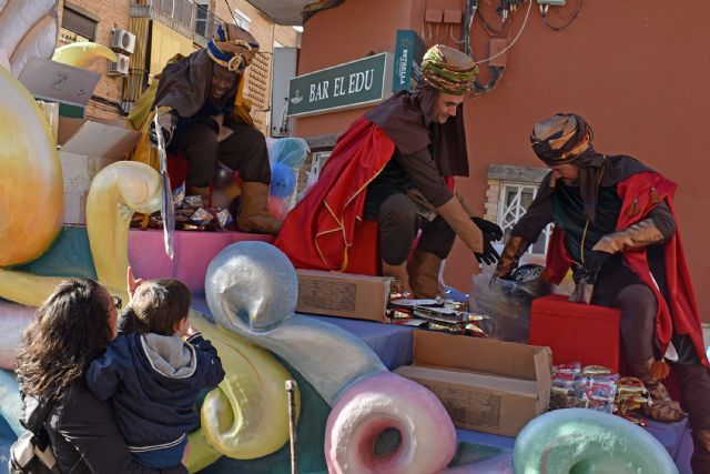 Los pajes de los Reyes Magos recorren barrios y pedanías como anticipo a la llegada de sus jefes - 2, Foto 2