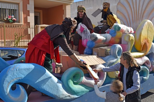 Los pajes de los Reyes Magos recorren barrios y pedanías como anticipo a la llegada de sus jefes - 3, Foto 3