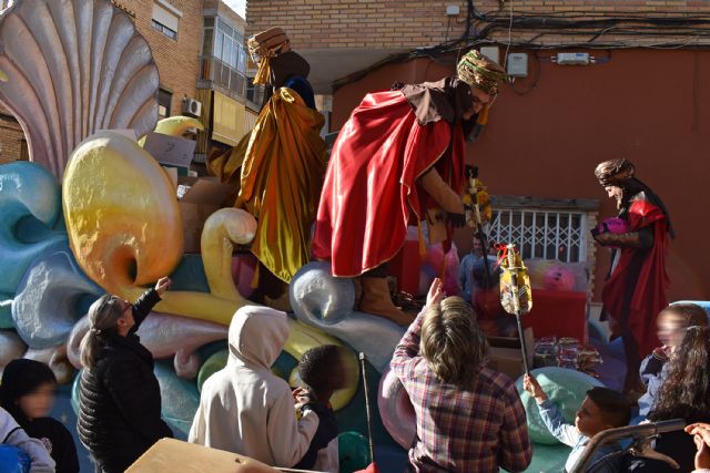 Los pajes de los Reyes Magos recorren barrios y pedanías como anticipo a la llegada de sus jefes - 4, Foto 4