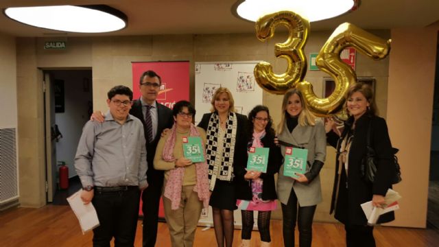 La consejera Violante Tomás asiste a la presentación del libro del 35 aniversario de Astrapace - 1, Foto 1