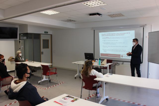 100 personas participan en los talleres de Cruz Roja para mejorar la gestión de la salud individual en colectivos migrantes en la Región de Murcia - 1, Foto 1