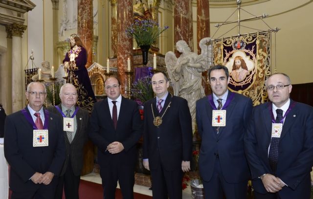 El presidente de la Comunidad asiste al tradicional besapié al Cristo del Rescate - 2, Foto 2