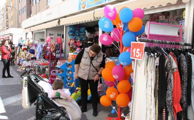 Medio centenar de comercios ofrecen grandes descuentos y promociones en el Outlet Caravaca - 3, Foto 3