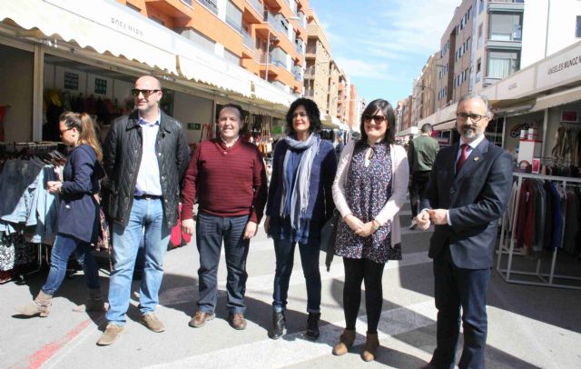 Medio centenar de comercios ofrecen grandes descuentos y promociones en el Outlet Caravaca - 4, Foto 4