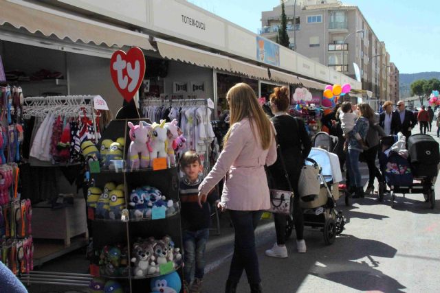 Medio centenar de comercios ofrecen grandes descuentos y promociones en el Outlet Caravaca - 5, Foto 5