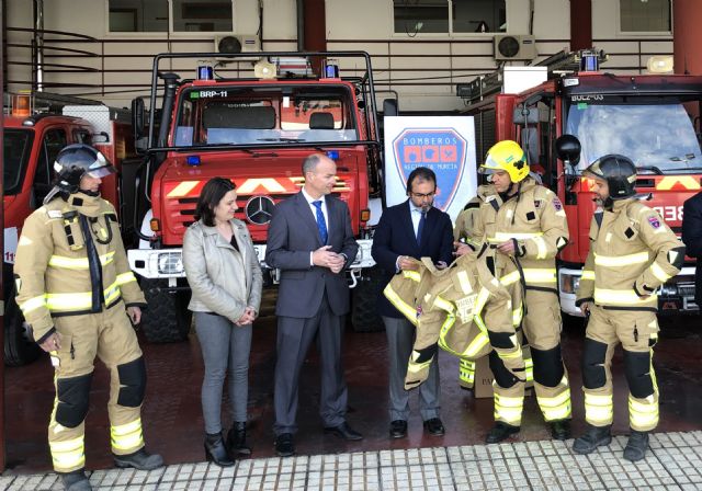 Los bomberos de la Región estrenan trajes protectores de última generación - 1, Foto 1