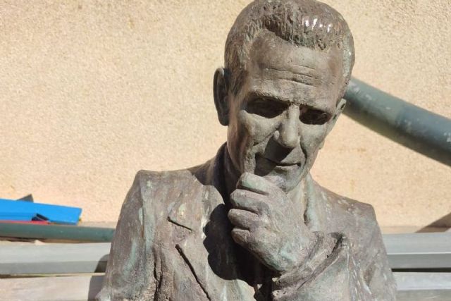 El taller de restauración se hace cargo del busto de Manuel Ardid derribado ayer por un camión en plaza de Alcolea - 1, Foto 1