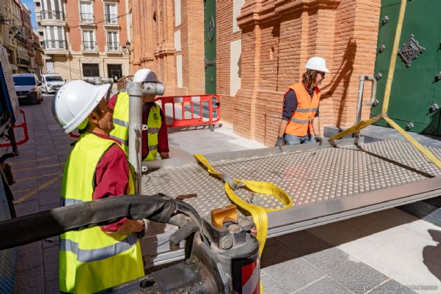 Las brigadas municipales instalan la rampa de acceso a Santa María para el besapié del Cristo de Medinaceli - 1, Foto 1