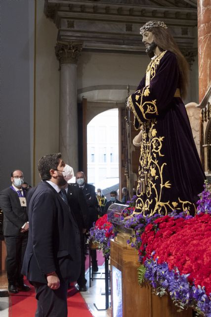 López Miras muestra su devoción y respeto al Cristo del Rescate en el tradicional Besapié - 1, Foto 1