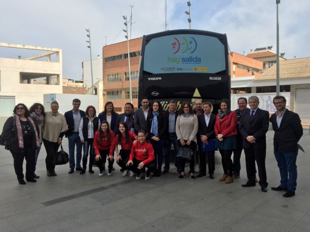 La campaña Hay salida a la violencia de género se promociona en el autobús del equipo de fútbol sala femenino de Roldán - 1, Foto 1