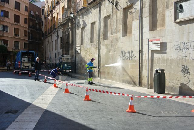 La Concejalía de Fomento comienza a limpiar de pintadas la fachada de la Escuela de Arte Dramático - 1, Foto 1