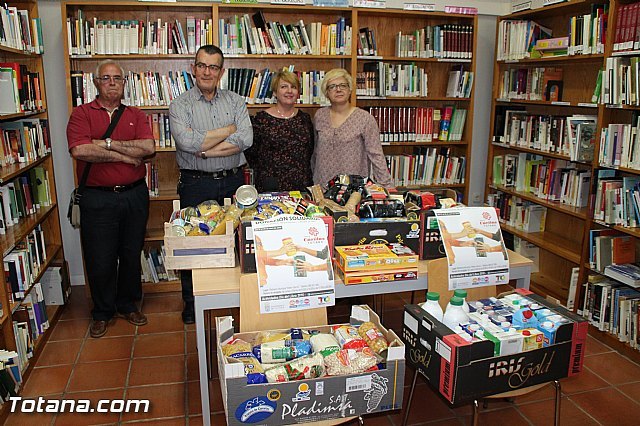 La biblioteca municipal Mateo García hace entrega a Cáritas de los alimentos recogidos en su campaña - 1, Foto 1