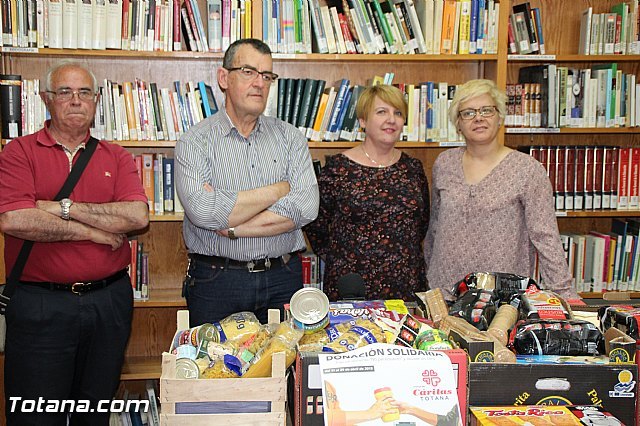 La biblioteca municipal Mateo García hace entrega a Cáritas de los alimentos recogidos en su campaña - 2, Foto 2