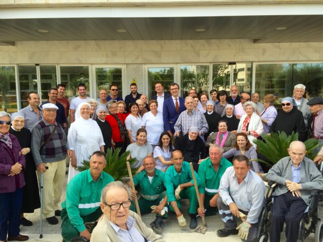 Plantación solidaria de un centenar de arbustos con flor en la Residencia de Mayores de las Hermanitas de los Pobres - 1, Foto 1