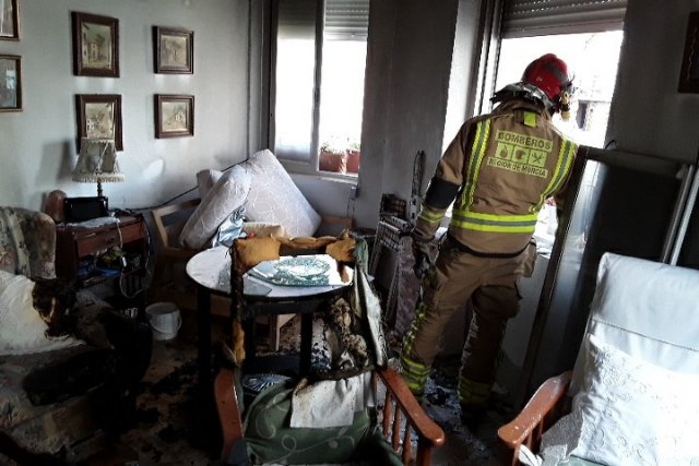 Bomberos apagan un incendio de vivienda en Cieza - 1, Foto 1