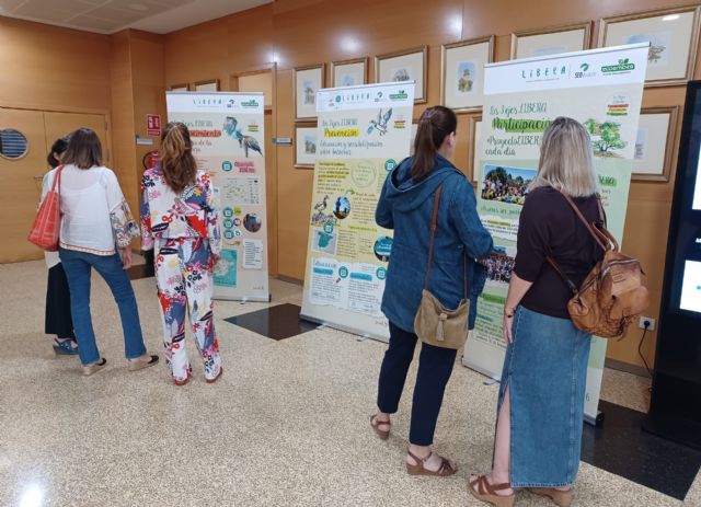 La Comunidad intensifica su labor ambiental con la exposición del proyecto LIBERA sobre el abandono de residuos en la naturaleza - 1, Foto 1