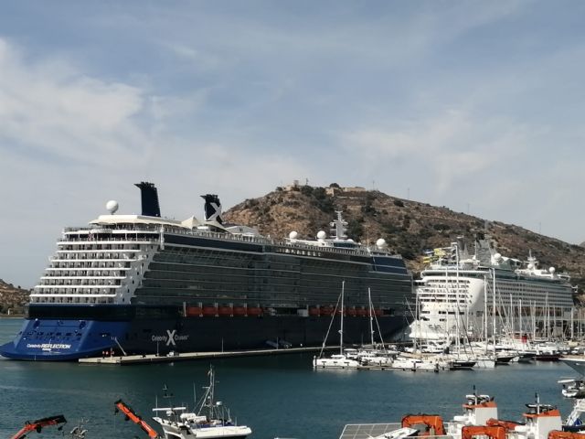 4.300 turistas desembarcan en Cartagena a bordo de los cruceros Explorer of the Seas y Celebrity Reflection - 2, Foto 2