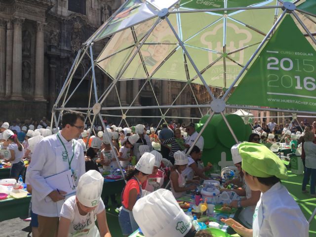 250 niños convierten la Plaza de Belluga en una cocina para frutas y verduras - 1, Foto 1