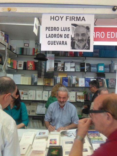 El escritor murciano, Pedro Luis Ladrón de Guevara, ha firmado ejemplares con gran éxito - 1, Foto 1