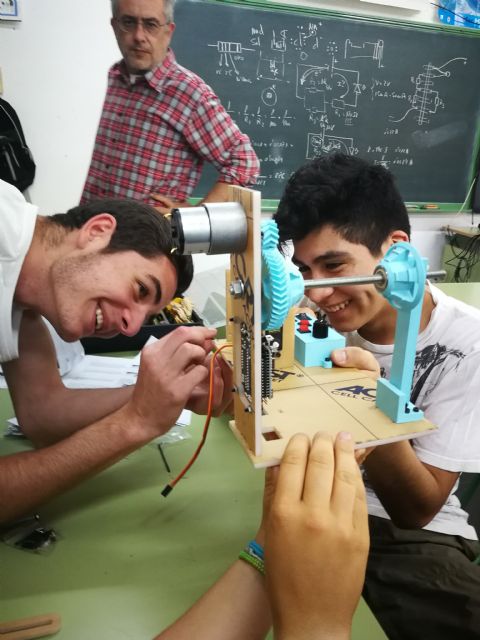 La UPCT conciencia a estudiantes de instituto sobre las basuras marinas y les enseña a reutilizar el plástico - 1, Foto 1