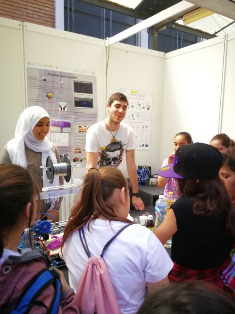 La UPCT conciencia a estudiantes de instituto sobre las basuras marinas y les enseña a reutilizar el plástico - 2, Foto 2