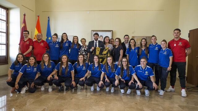 Fernando López Mirasrecibe al Jimbee Roldán FSF tras proclamarse campeón de liga de Primera División de fútbol sala femenino - 1, Foto 1