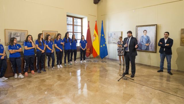 Fernando López Mirasrecibe al Jimbee Roldán FSF tras proclamarse campeón de liga de Primera División de fútbol sala femenino - 2, Foto 2